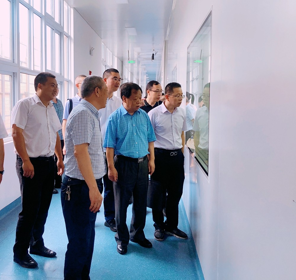泸州市政协副主席李锋莅临天植中药公司指导工作.jpg