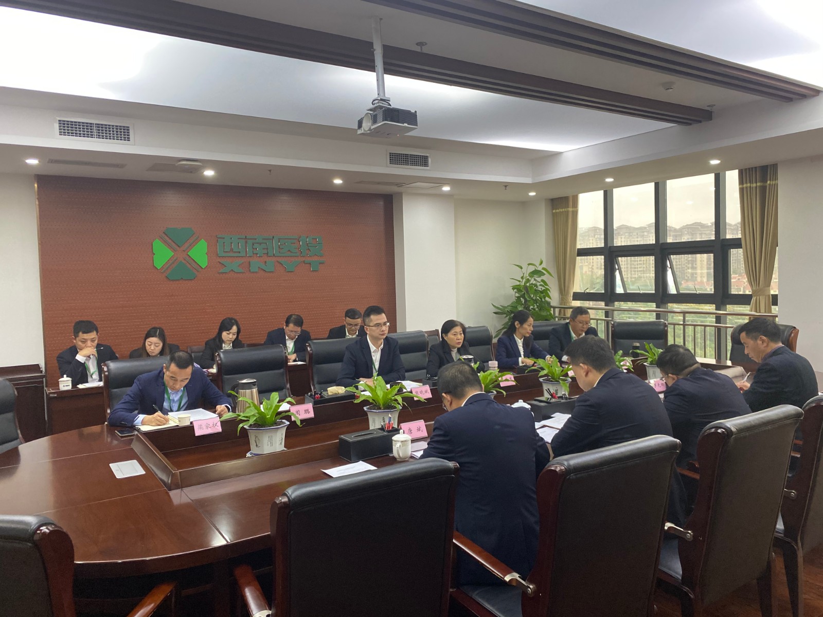 西南医投集团副总经理熊晓斌带队到医疗投资公司调研经营管理工作.jpg