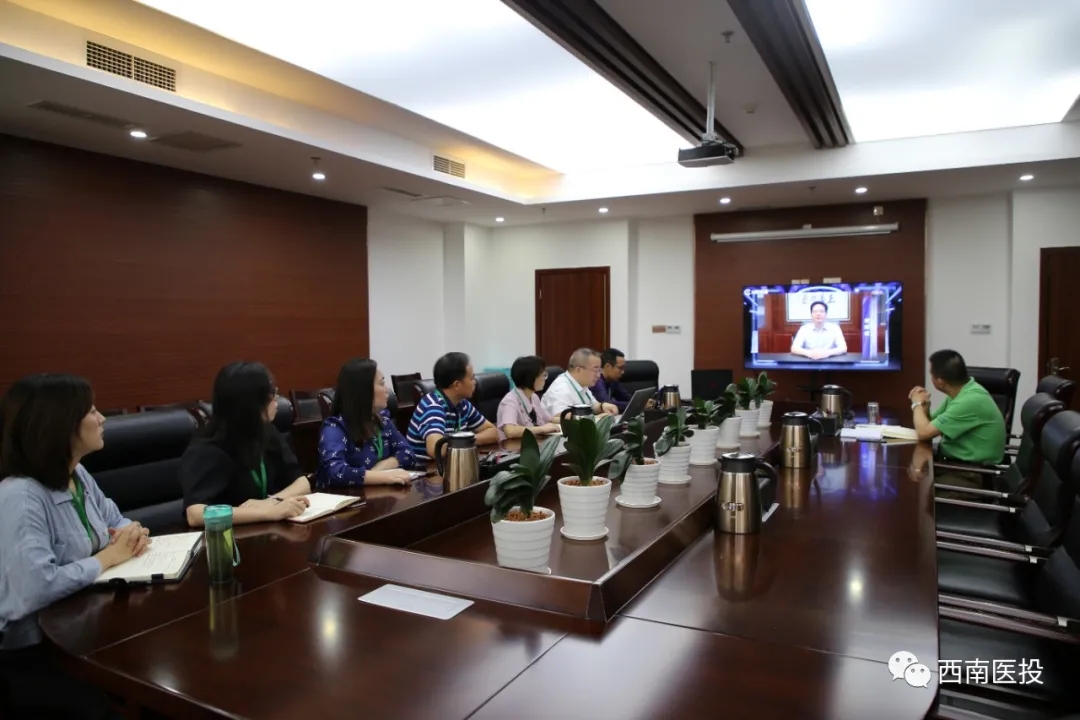 西南医投集团组织员工观看川渝共同产权市场互联网平台上线暨川渝国企混改项目推介会