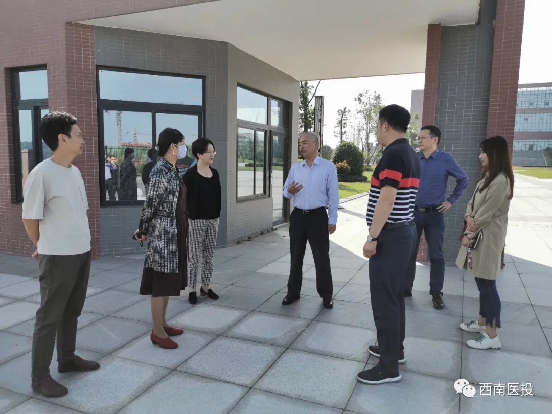市政府副秘书长胡晓玲率队调研泸州医疗器械职业学院