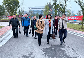 市政府副秘书长胡晓玲率队考察资阳口腔职业学院