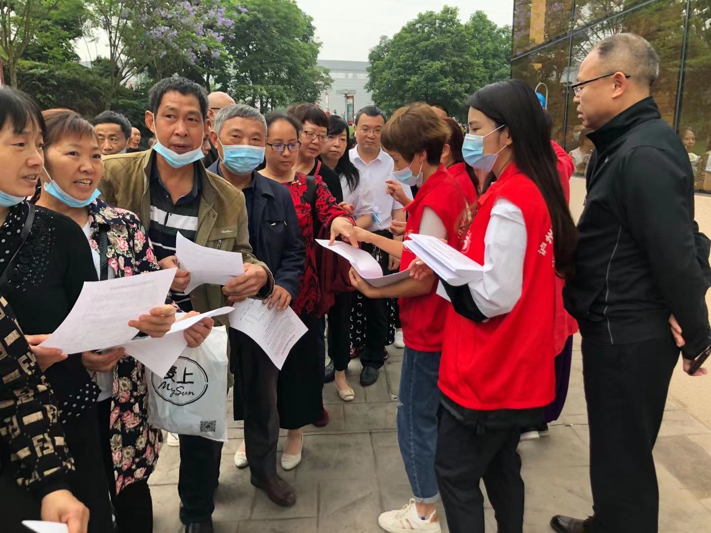 西南医投集团医药公司党支部  开展“我为群众办实事”实践活动  —助力新冠疫苗接种  志愿服务在行动