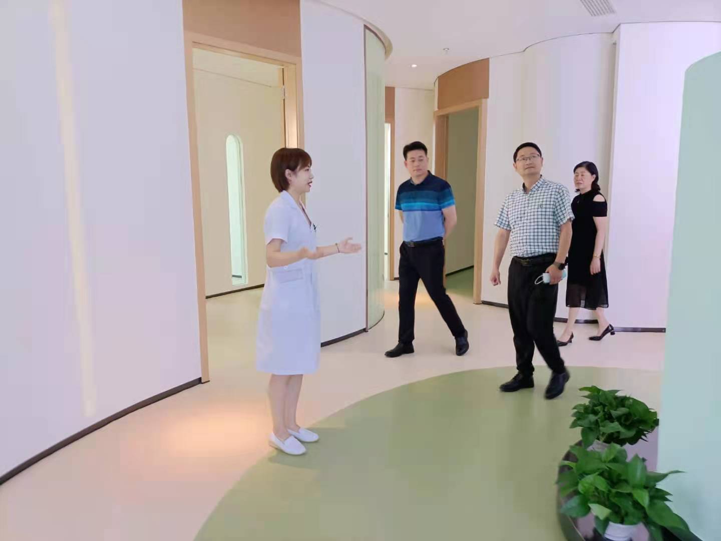 西南医投集团与市人民医院开展爱沐母婴康养中心战略合作洽谈   