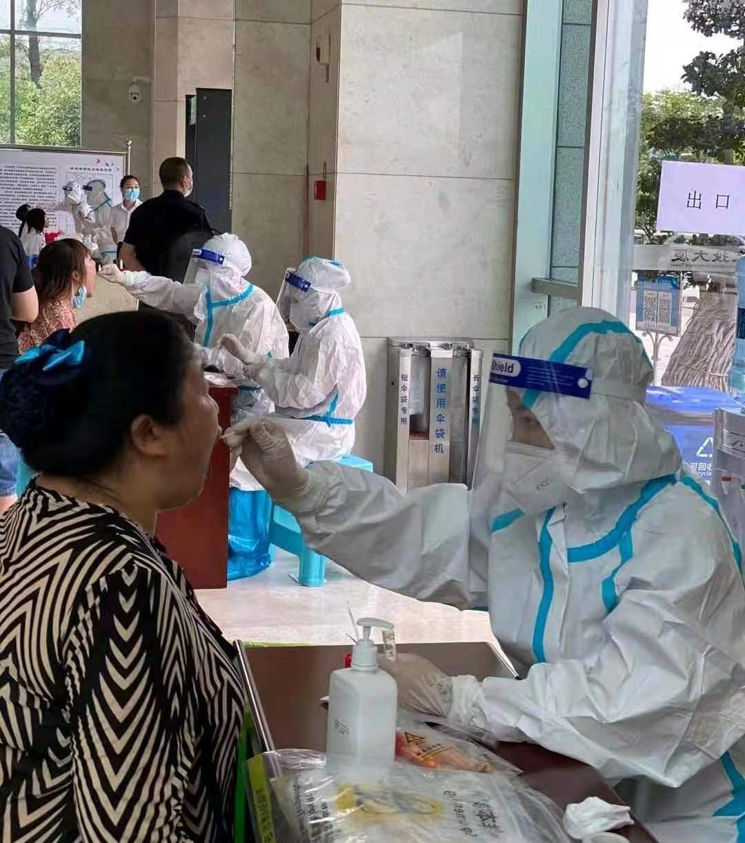 西南医投集团健康体检中心为全市多家单位提供咽拭子采样工作