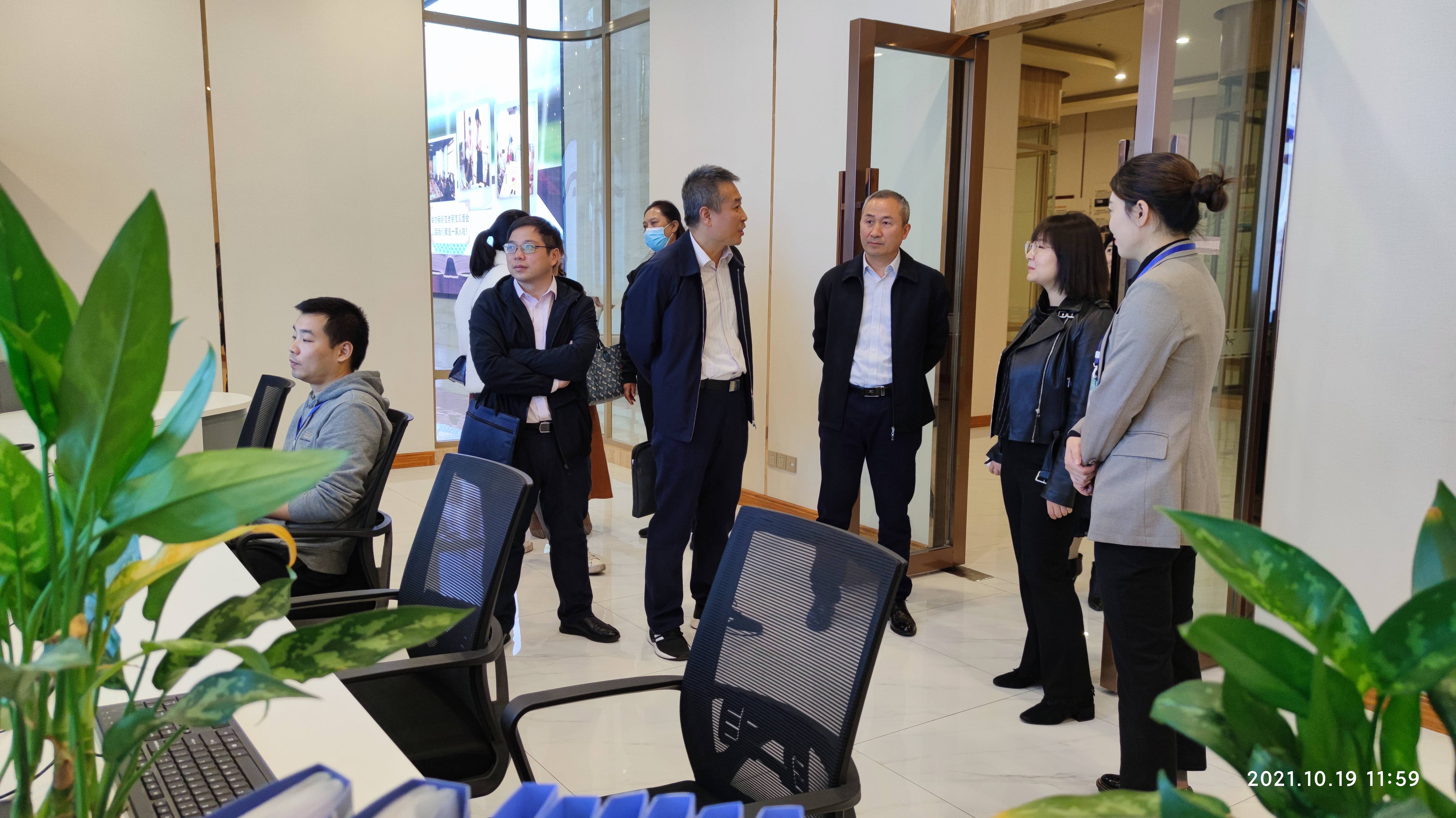 市财政局、民政局领导到春江酒城嘉苑视察泸州智慧养老服务平台 