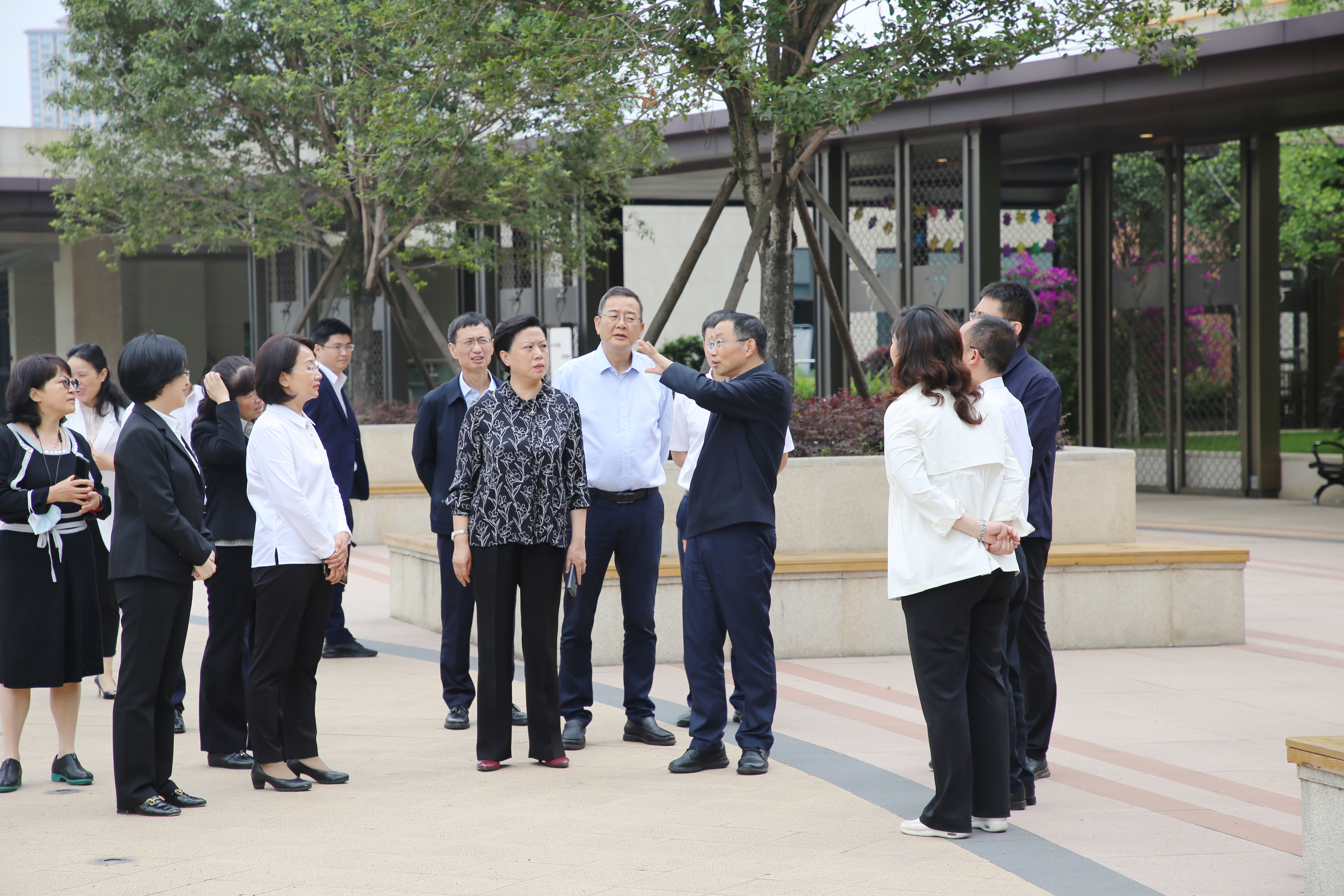 四川省人大常委会副主任何延政率队前往西南医投集团调研指导视察指导养老工作