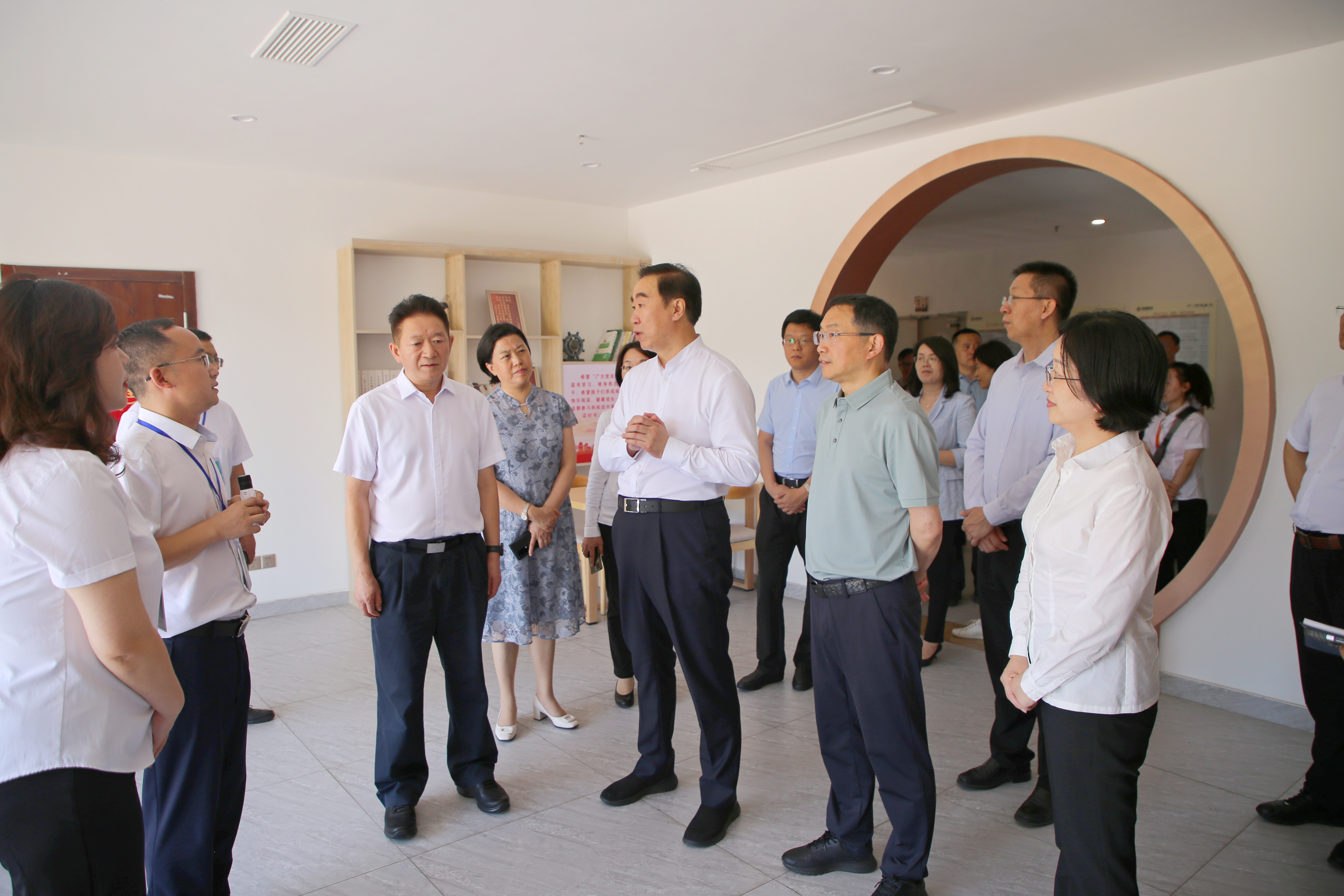 全国人大教科文卫委副主任委员、农工党中央专职副主席杨关林视察春江酒城嘉苑
