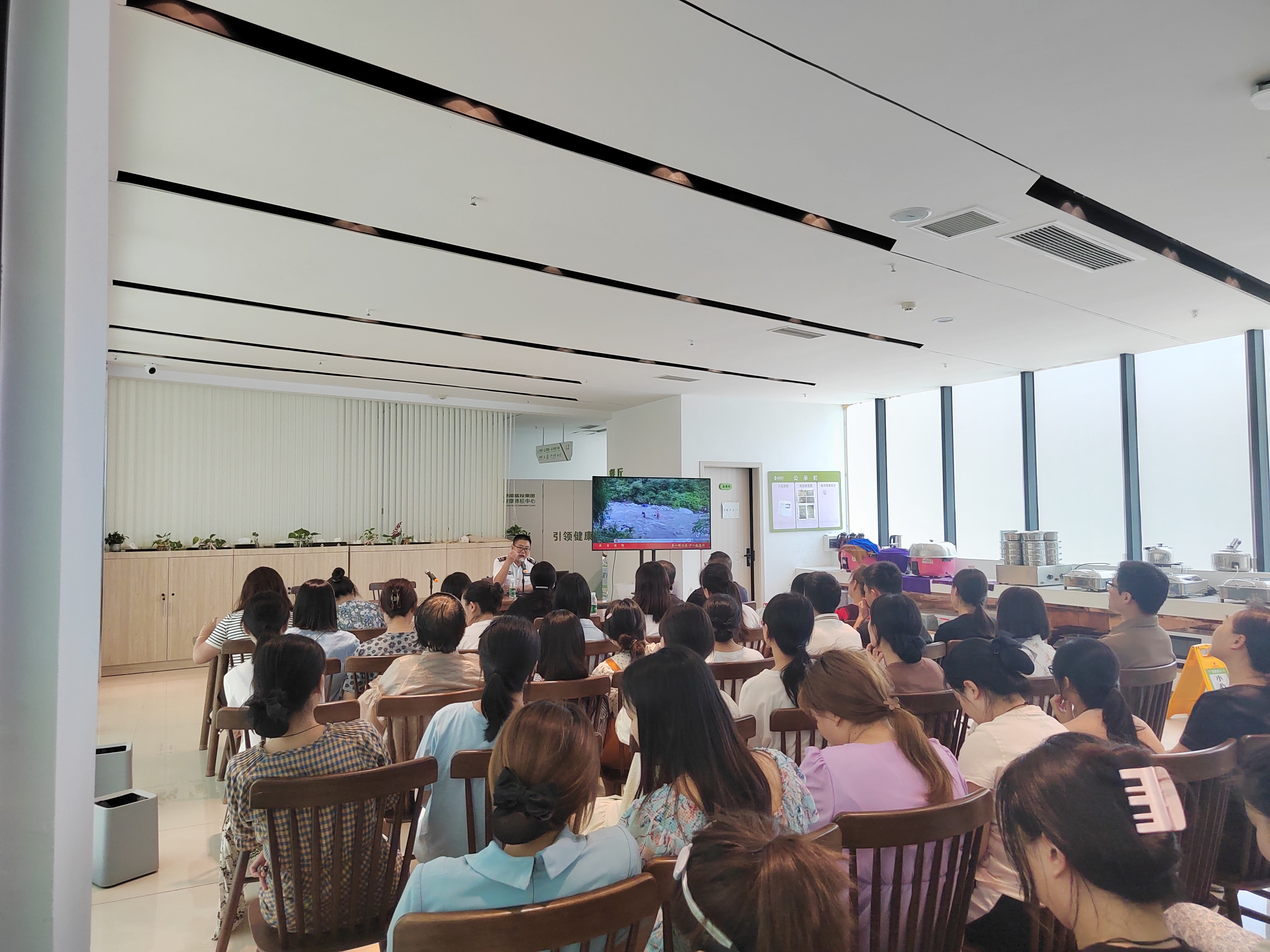 消防演练鸣金钟 安全防线不放松