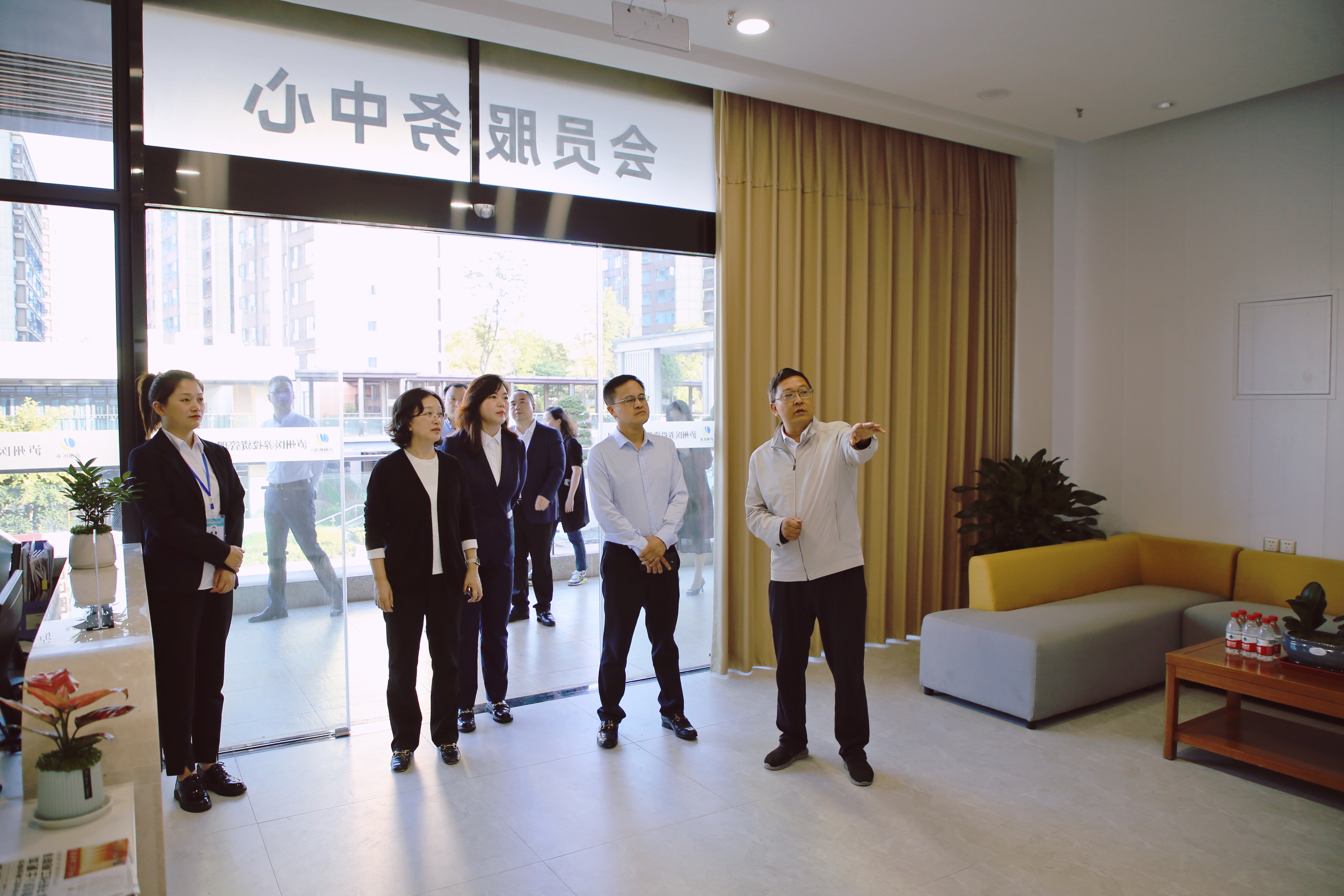发展控股集团总经理罗火明率队调研西南医投集团